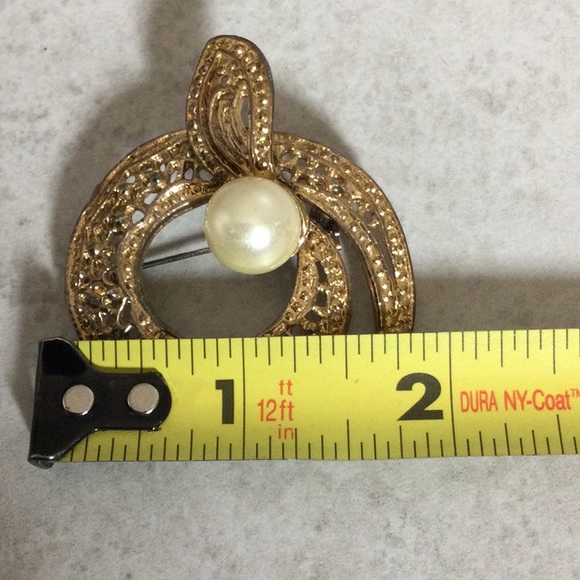 Vintage Gold filigree circle with Pearl brooch - Picture 6 of 7